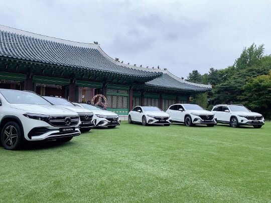 서울 중구 신라호텔 영빈관 앞에 전시된 벤츠 전기차 라인업. 장우진 기자